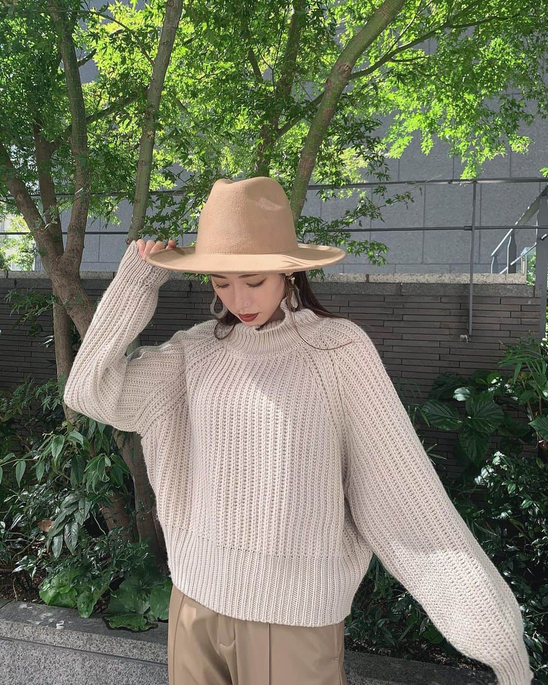 上地雅弥 MURUAのインスタグラム：「おはようございます⏰! 今日は早起きしてやりたい事ぜーんぶやる日☀️ 連勤中は甘えちゃって色々サボるから、連勤明けの休みはやる事いっぱい😂w (いつもの休みだったら死んだように寝続けるんですが🤫) . 頑張ったり、休んだり、バランスが大事よねって自分に言い聞かせます🤟w . . このTOPS可愛いーんだ🤩が、、 まだ🤫なので、また詳細載せます💗 . . #murua #murua_official #murua_by_staff」