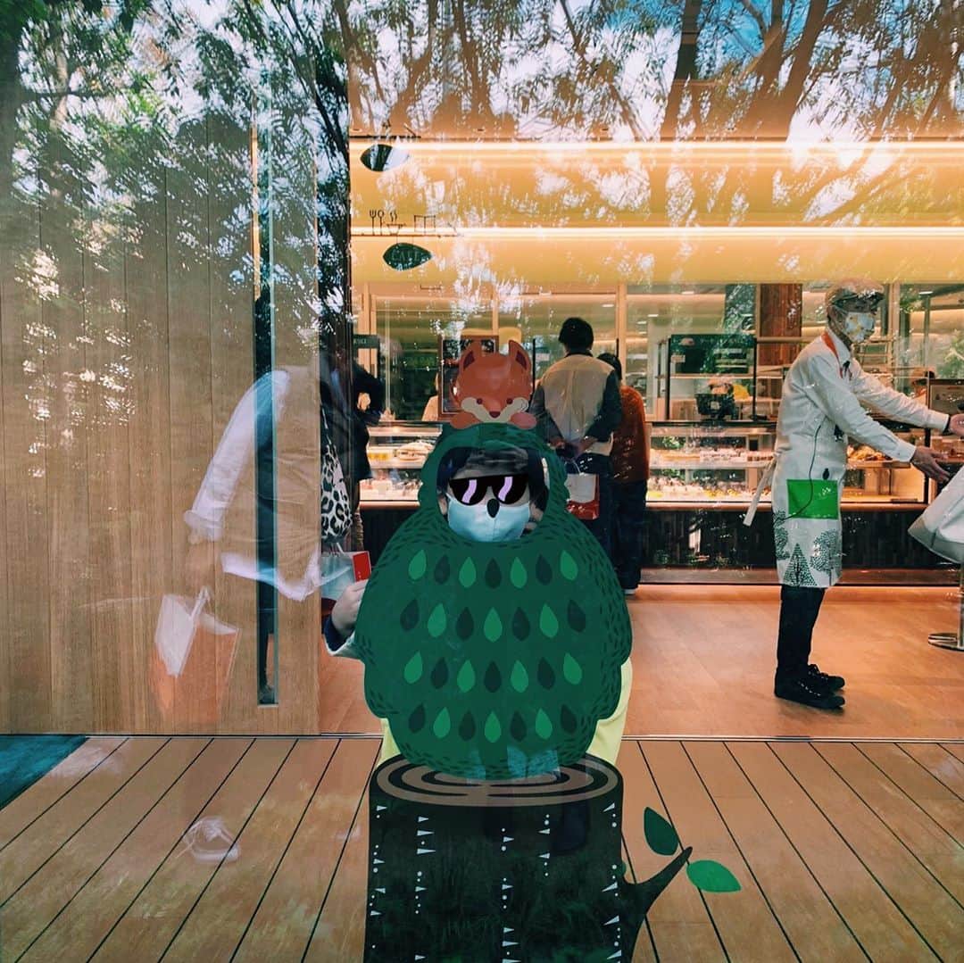 安田美沙子さんのインスタグラム写真 - (安田美沙子Instagram)「京都、あちこち行きました。 じいじばあばにも沢山甘えたし、 美味しいものも沢山食べました🤍 . . 鉄道博物館では、奇跡的にドクターイエローが見れた😭✨ 言葉にならない言葉で叫んだ！笑 すっかり私も詳しくなって来た🚅🤍 . . 久々にたまき亭のパンも買うことが出来たし、新しく出来たロマンの森にも行きました。 たまき亭のパンはやっぱり格別でした🥰 . . . 息子も、数えきれない経験が出来ていたらいいな❤️ 茶団子が食べたい、お抹茶が飲みたいとグズグズ言う私に、息子「もうーお団子屋さんに入ってもいいよ！」どちらが親か分からないね。笑 . . . #kyoto #japan #uji #たまき亭  #とどう庵 #thanks #鉄道博物館　#ドクターイエロー #甘麹の入ったふわふわ食パン　#駄菓子屋 #上林春松本店  #mogmogbakery  @amaco_cafe @fukujuen_official @malebranchekyoto  @kyotorailway_museum」10月27日 7時52分 - yasuda_misako