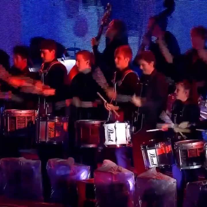 シェパードのインスタグラム：「Where to even begin?  Saturday night was a dream come true, an absolute career highlight and definitely one that went down in the history books!   We must thank everyone that put a lot of hard work into making the AFL Grand Final entertainment such a spectacle. Firstly we want to thank the @afl for trusting us with such an important job - the half time show on the most watched TV event of the year. It's an experience we'll never forget and we hope we did the AFL proud!  Thea @theajcochrane and Tony Cochrane, you guys did the impossible and produced an amazing show in 6 weeks. Everything about that production was beyond incredible and we are so thankful that we got the chance to work with Cochrane Entertainment.   Thanks to musical genius @clim3278 and @qsorchestra for being the perfect accompaniment to our tunes. We've always wanted to play with an orchestra so thanks for making that dream a reality. A HUGE thanks to the wonderful dancers and the drum lines who really brought their all and worked so hard to make the performance truly spectacular. SO MANY DANCERS AND DRUMMERS, AND THEY ALL NAILED IT!   Also a massive thanks to the people behind the scenes - our monitors engineer Gina @rodeoqueen76, Wayne, Bec and Jason from Clair Brothers for looking after us and making sure we were as comfortable as possible. the stage techs, the sound production, the lighting and pyro technicians who all worked at the top of their game to put a show like that onto the field in literally 5 mins. Everyone worked at the top of their game and pulled it off amazingly.  Thank you Tracey and the team from @white_label_noba for creating the most show stopping outfits we’ve ever seen. Proof that you can never have too many sequins! Also thanks @ergibb for staying and sourcing from @scotchsoda_aus @rdbshoes @universalstore +  @converse_anz for the boys.   To our glam team @haus_of_jools and @fernandohervasmua for not always making us look our best but for always having our backs and being so supportive.   Continued in comments」