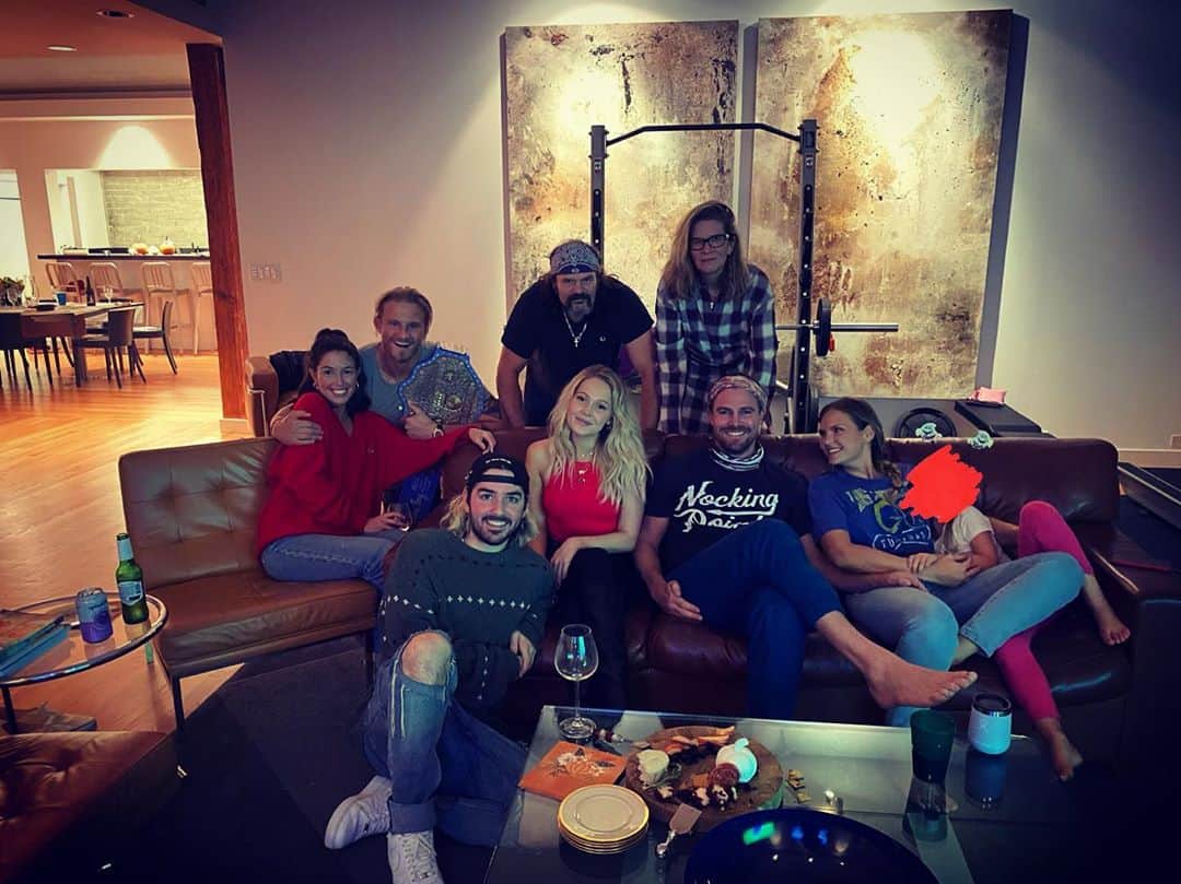 スティーヴン・アメルのインスタグラム：「Had a wonderful, albeit belated Canadian Thanksgiving with good friends last night. @alexanderludwig and I sang the national anthem for grace.」