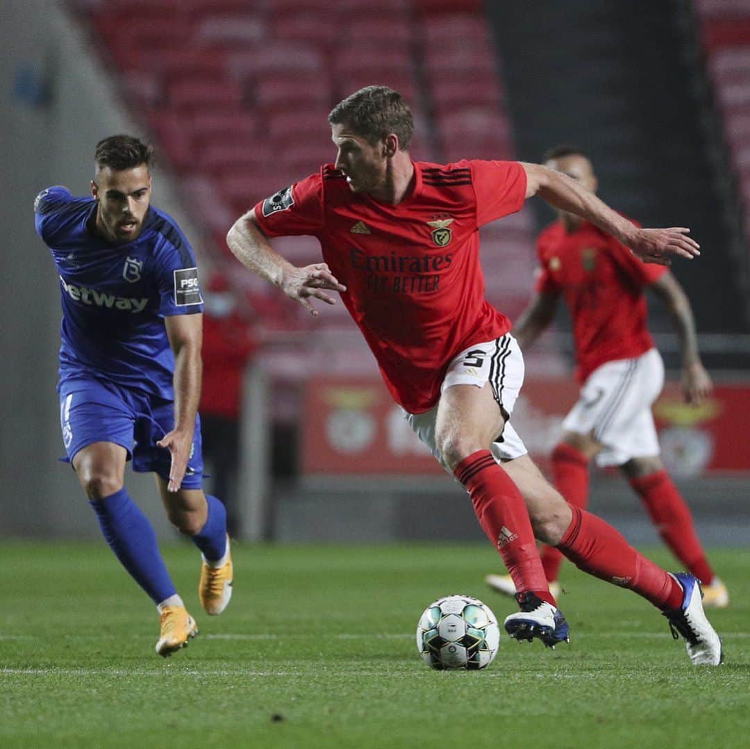 ヤン・フェルトンゲンのインスタグラム：「+3 #pelobenfica ⚪️🔴」