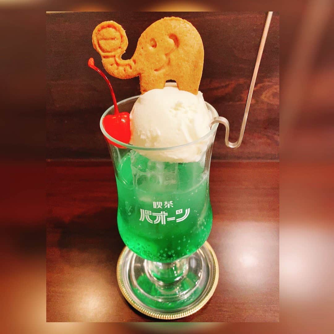 樋口みどりこさんのインスタグラム写真 - (樋口みどりこInstagram)「🍹🍒🐘  #メロンソーダ #cafe #カフェ #喫茶店 #東京 #喫茶パオーン #ぞうさん #レトロ」10月27日 7時50分 - higuchimidoriko