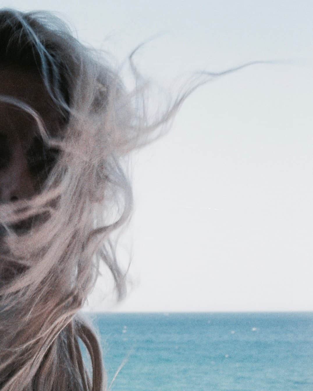 ローラ・エンバーのインスタグラム：「hello friends! this is my salty head infront of the lovely ocean that will be much much happier without the proposed Pep11 oil rigs screwing it up! Please head over to @surfrideraus or @save_our_coast to see how you can help #stopPEP11 (aka- a whole lot of of oil rigs along the coast from sydney to newcastle) from being approved 🌎 we can shut this down together xx」