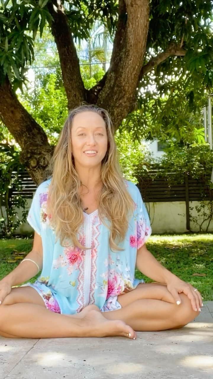 キノ・マクレガ―のインスタグラム：「If you want your affirmations to be successful you first have enter the most suggestible state. Try meditating before you do the inner work and see if you notice a difference. _ Have you checked out my meditations for manifesting course on @omstarsofficial  It’s all about entering the alpha state before positive thinking.  _ #yoga #affirmations #1111 #spirituality #manifestation #manifesting #meditation  💕」