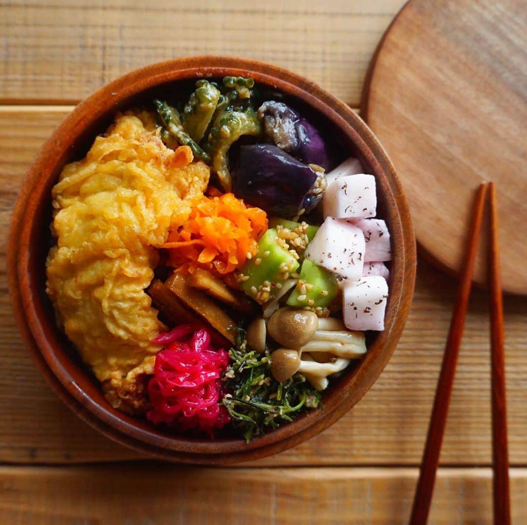 CHIKAのインスタグラム：「いつかのお弁当🍱 *. 買ってきた鶏天のっけて手抜きをした日👹 この前お友達に私のお弁当見るの楽しみにしてたって言われてきゅんってしたんです。 そんな風に思ってくれてたんだなーってとっても嬉しかった🥺 また作るから待っててね！ (あやちゃん♡) *. *. *. #お弁当#弁当#🍱#作り置き#つくりおき#のっけ弁#たま木工」