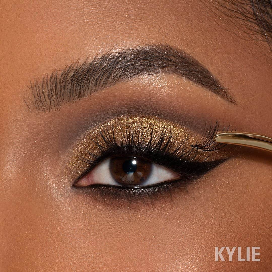 Kylie Cosmeticsさんのインスタグラム写真 - (Kylie CosmeticsInstagram)「purrrfect lashes 😻 get these stunning new individual lash trios for $18 now on kyliecosmetics.com! 🤎✨」10月27日 8時00分 - kyliecosmetics