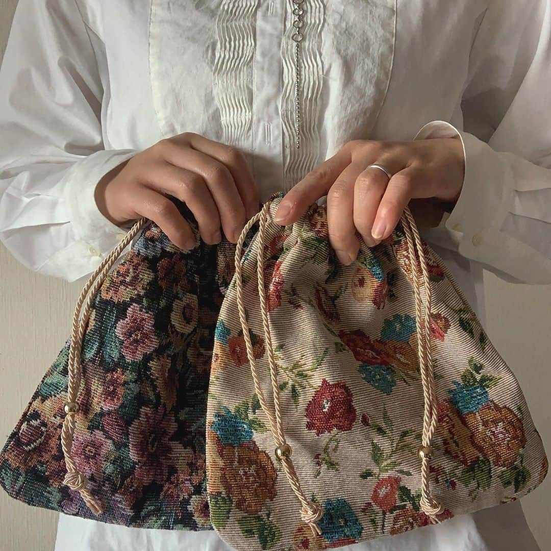 のインスタグラム：「.⁣ 330～550円でこ〜んな可愛い巾着ポーチがgetできちゃうなんて💖⁣ .⁣ 『3COINS（スリーコインズ） @3coins_official 』の「ゴブラン織り」シリーズは、売り切れ必至の大注目アイテム！高見え間違いなしのお洒落感なので、完売してしまう前にぜひチェックしてみてくださいね💐⁣ .⁣ ♡Information⁣ ゴブラン織り巾着ポーチ（画像1枚目）⁣ ¥330（tax in）⁣ ゴブラン織りバニティポーチ（画像2枚目）⁣ ¥550（tax in）⁣ .⁣ MERYでは他にも「かわいい」に近づくさまざまな情報を発信しています。⁣ @mery.beauty コスメ・美容に特化した情報をお届け♡⁣ @mery_spot 話題のカフェやお出かけスポットをご紹介！⁣ @_meryshop_  MERYセレクトの可愛いアイテムがたくさん⁣ こちらもぜひチェックしてみてください！⁣ .⁣ .⁣ photo by @3coins_makuhari.junko⁣ .⁣ #MERY #regram #3coins #スリーコインズ #スリコ #巾着 #巾着ポーチ #ポーチ #バニティポーチ #化粧ポーチ #ゴブラン #ゴブラン織り #プチプラ #プチプラコーデ #高見え #高見えコーデ #プチプラファッション #300円 #300円ショップ #300均 #jkブランド #スリコ購入品 #プチプラ雑貨 #雑貨 #雑貨屋 #秋冬コーデ #お洒落 #お洒落さんと繋がりたい #MERY女子 #メリー」