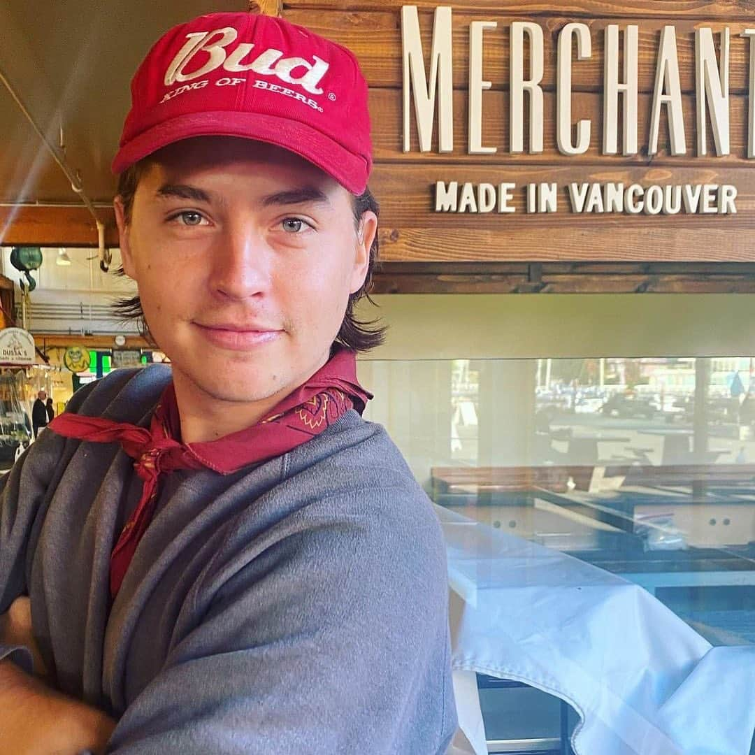 E! Onlineさんのインスタグラム写真 - (E! OnlineInstagram)「What happens in Vancouver doesn't stay in Vancouver. 👀Recent photos of Cole Sprouse and Reiña Silva are sparking romance rumors and we've got all the info at the link in our bio. (📷: Instagram)」10月27日 8時00分 - enews