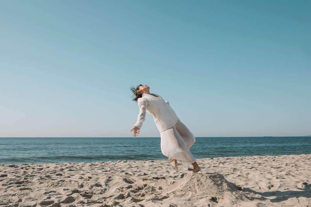 カーキ・キングのインスタグラム：「2020 vibes. Check out my new album Modern Yesterdays if you want to float away. 📷 @ebruyildiz」
