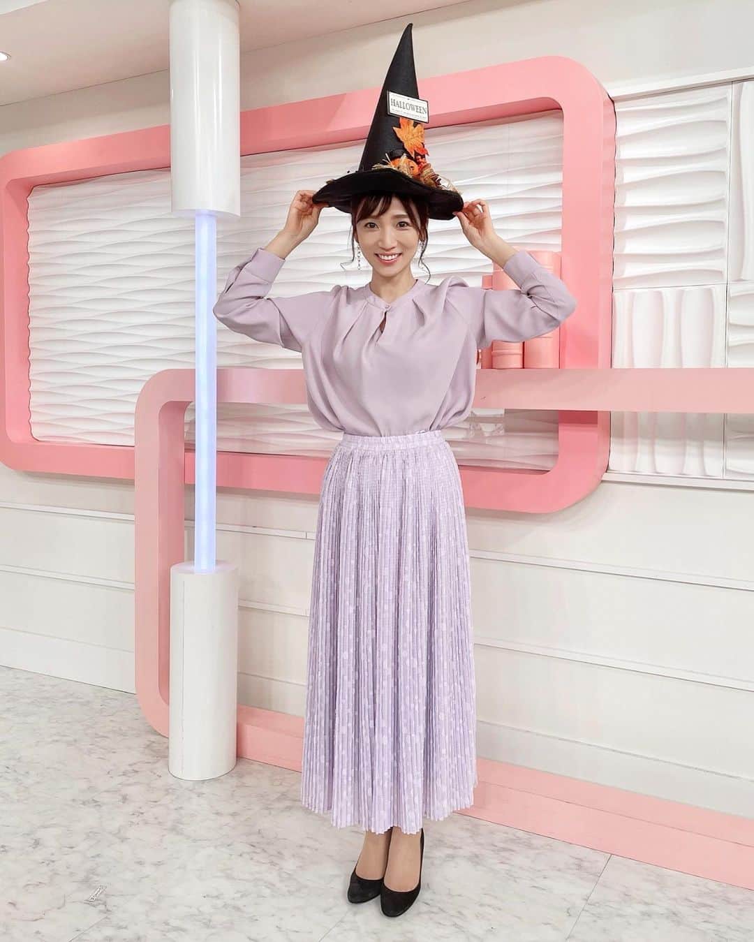 内田敦子さんのインスタグラム写真 - (内田敦子Instagram)「今週はスタジオが﻿ ハロウィーン仕様になっております🎃﻿ ﻿ 季節の小物が並ぶだけで﻿ スタジオの雰囲気が変わりますね！﻿ ﻿ 飾られていた小道具の帽子を﻿ のんさんと被ってみました🧙‍♀️✨﻿ ﻿ #oha4 #ハロウィーン」10月27日 8時06分 - atsuko_uchida1205