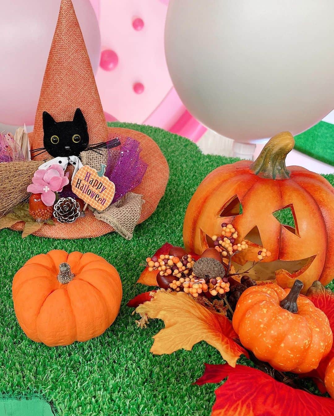 内田敦子さんのインスタグラム写真 - (内田敦子Instagram)「今週はスタジオが﻿ ハロウィーン仕様になっております🎃﻿ ﻿ 季節の小物が並ぶだけで﻿ スタジオの雰囲気が変わりますね！﻿ ﻿ 飾られていた小道具の帽子を﻿ のんさんと被ってみました🧙‍♀️✨﻿ ﻿ #oha4 #ハロウィーン」10月27日 8時06分 - atsuko_uchida1205