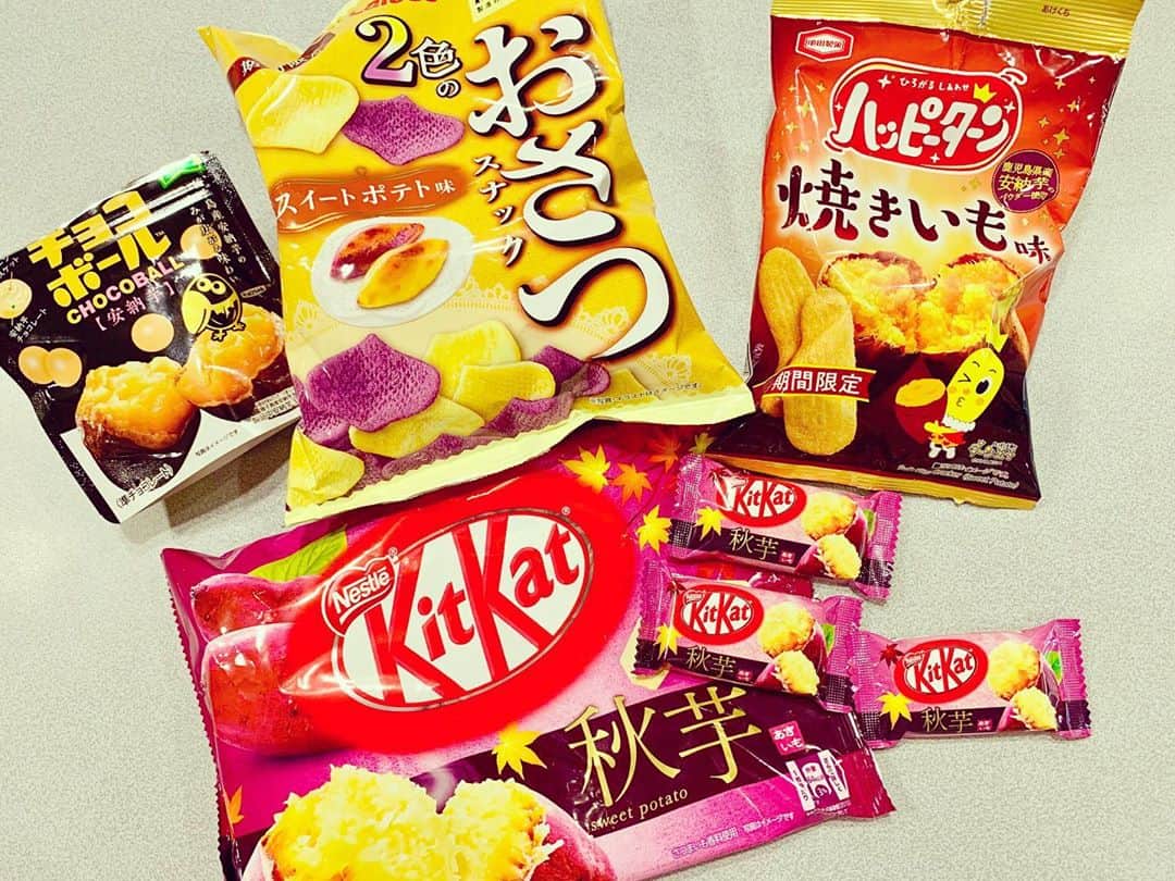 常盤よしこのインスタグラム：「. 今朝のラジオで紹介した 秋フレーバー。 さつまいも味。 ・ とにかく、ハッピーターンが美味♡ まだまだ色んなお菓子ありますょー お試しあれ〜  #rkkラジオ #さんさんラジオ #よしこのおすすめ #秋フレーバー #さつまいも #熊本ではからいも  #安納芋味が最強だな」