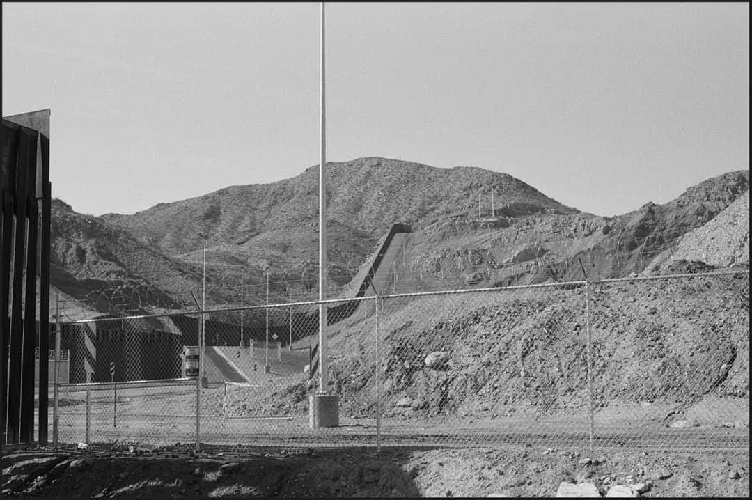 ニューヨーク近代美術館のインスタグラム：「“I still think that speaking up is itself a vital and powerful political act.”  On the eve of the 2020 US presidential election, artist #ZoeLeonard shares her landmark project “Al Rio/To the River,” more than 550 photographs charting the 1,200-mile section of the Rio Grande/Rio Bravo that is used to demarcate the US-Mexico border. “Where you look from is always half the picture,” the artist points out. Leonard uses that “half picture” vantage point to document a divided world. Explore more at the link in our bio.   This Wednesday at 12pm EDT, curator @RoxanaMarcoci drops in with @Zoe_Leonard_studio on our Instagram Live to discuss “Al Rio,” the election, and the artist’s 1992 manifesto “I Want a President.” --- [All images: Zoe Leonard. “Al Rio/To the River.” 2016–21. Approximately 500 gelatin silver prints and 50 chromogenic color prints, dimensions variable, work in progress. Images courtesy the artist, Galerie Gisela Capitain, Cologne and Hauser & Wirth, New York. The project received support from the Graham Foundation and the John Simon Guggenheim Foundation. The completed project will be exhibited at Mudam, Luxembourg and Musée d'Art Moderne de la Ville de Paris in 2021]」