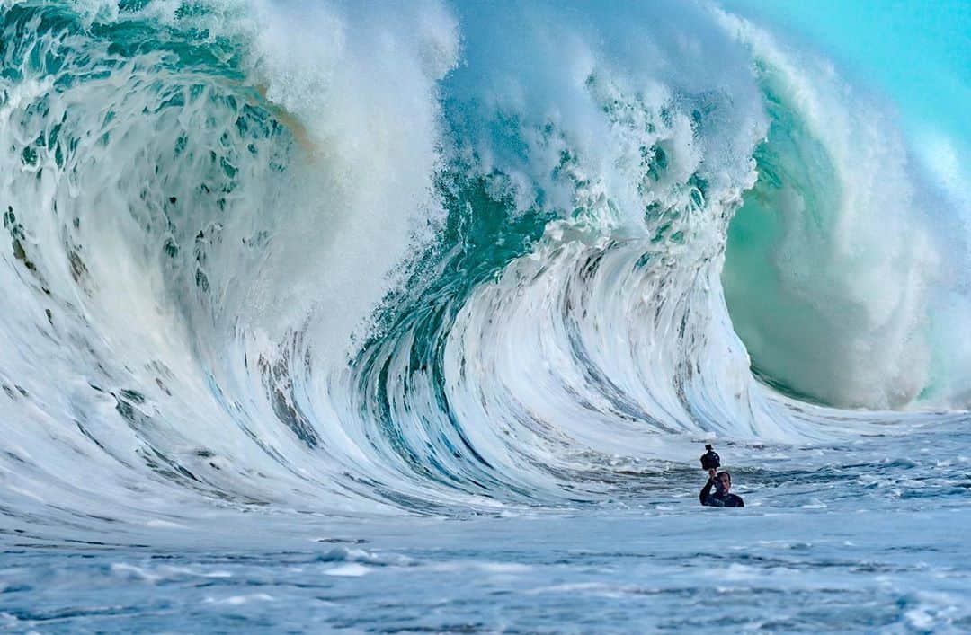 クラーク・リトルさんのインスタグラム写真 - (クラーク・リトルInstagram)「I have to admit, I had some fear yesterday. So much water moving around. Very hard to get into position. And then once in the zone you had to worry about the next 5-10 waves behind. Stoked to get in and out in one piece😁🤙🏼 #aloha #shorebreak #clarklittle 🆑 photo @jacobvandervelde」10月27日 8時19分 - clarklittle
