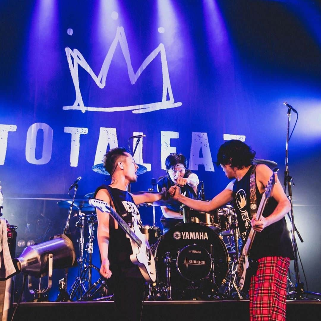 Bunta さんのインスタグラム写真 - (Bunta Instagram)「TOTALFAT "再会"@ZEPP TOKYO  完了🤟🏼🤟🏼🤟🏼 ちゃんと自分達のイベントで有観客ライブは２月の千葉LOOK以来だった🤣  本当に"再会"って言葉がぴったりのイベントになった🙏RUSHBALLで思い立ってここまでしっかりカタチにできたのは、自分達にとっても大きなステップになったと思う。 バンドが中々いつもの様にライブ出来ない中で、抗うわけじゃ無くしっかりやれる環境の中でステージを作って、一つ一つクリアーして行ってる。 7/20 配信ライブ、 8/20 アコースティック有観客ライブ、8/28 UKFC 配信ライブ、 8/30 RUSH BALL 有観客ライブ、 10/11 kobore レコ発 有観客ライブ、  一歩一歩のステップがいつもより重くて思い出深いライブになってる。 ホールの席ありライブは今までイベント含め断ったりしてた時期もあったけど、新しい感覚でライブを進められて面白かったな🤣  📸 @nekoze_photo   #totalfat #再会 #drumforhappy #drums #yamahadrums #zildjian #yamahaphx #zildjiancymbals  #ドラム小僧 #bandlife」10月27日 8時14分 - buntatf