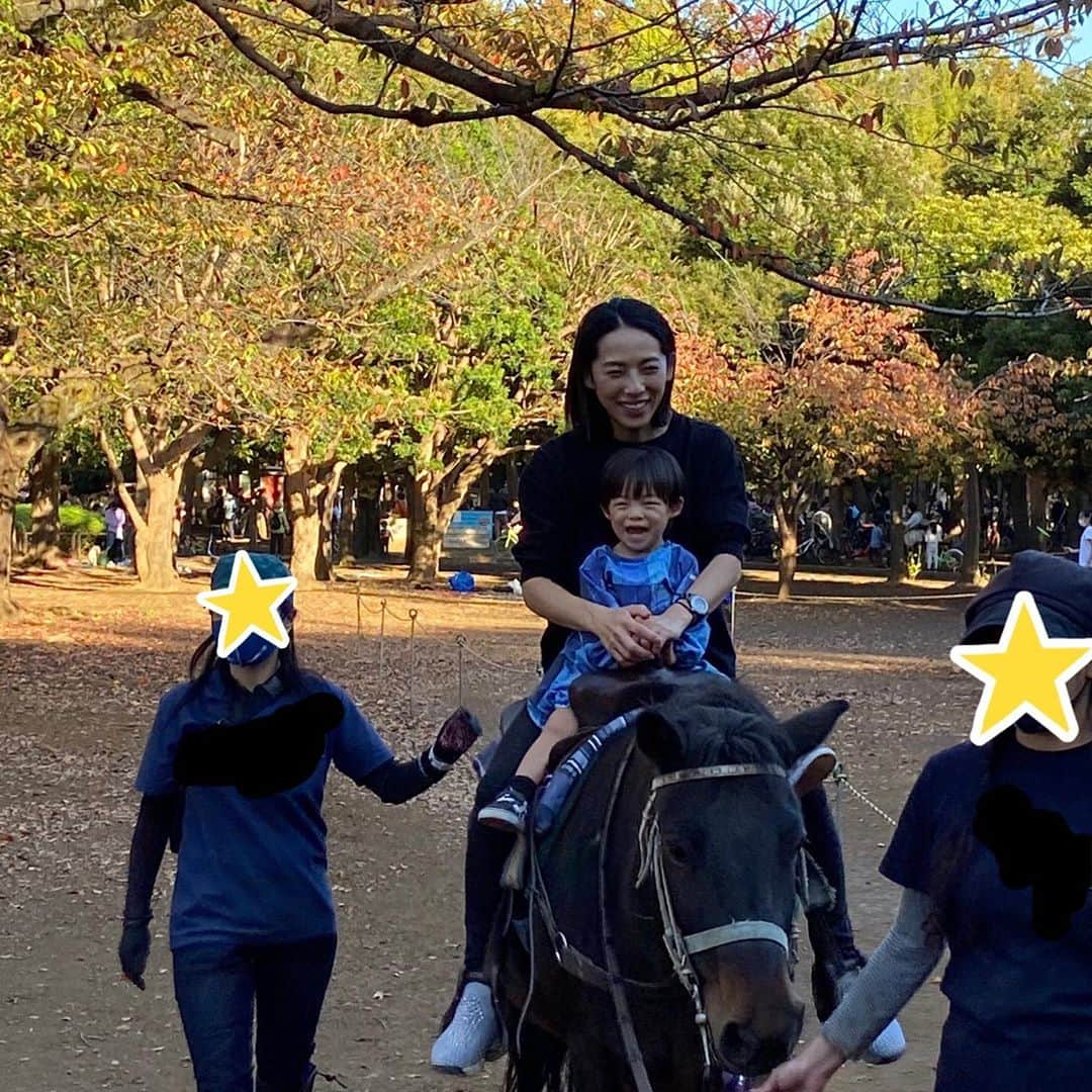 矢沢心さんのインスタグラム写真 - (矢沢心Instagram)「東京お天気が良くて気持ちよく先週の日曜日は8月以来だったようです 公園に行くと乗馬体験が出来るようで残り1組！ 姉妹は弟に譲り、息子は大好きな動物の馬に乗る事が出来とっても嬉しそう💗 お馬さんのうたを歌いました♪  （2枚目の写真） でも 近くで見るお馬さんは眺めている時よりも大きくて少し怖くて先に馬に乗る私から離れると不安な表情でした （1枚目） 乗り始めたらこんなに嬉しそうで家族みんなで満足できた1日でした😊  #乗馬 #公園 #心息子 #日曜日の過ごし方」10月27日 8時22分 - yazawashin.official