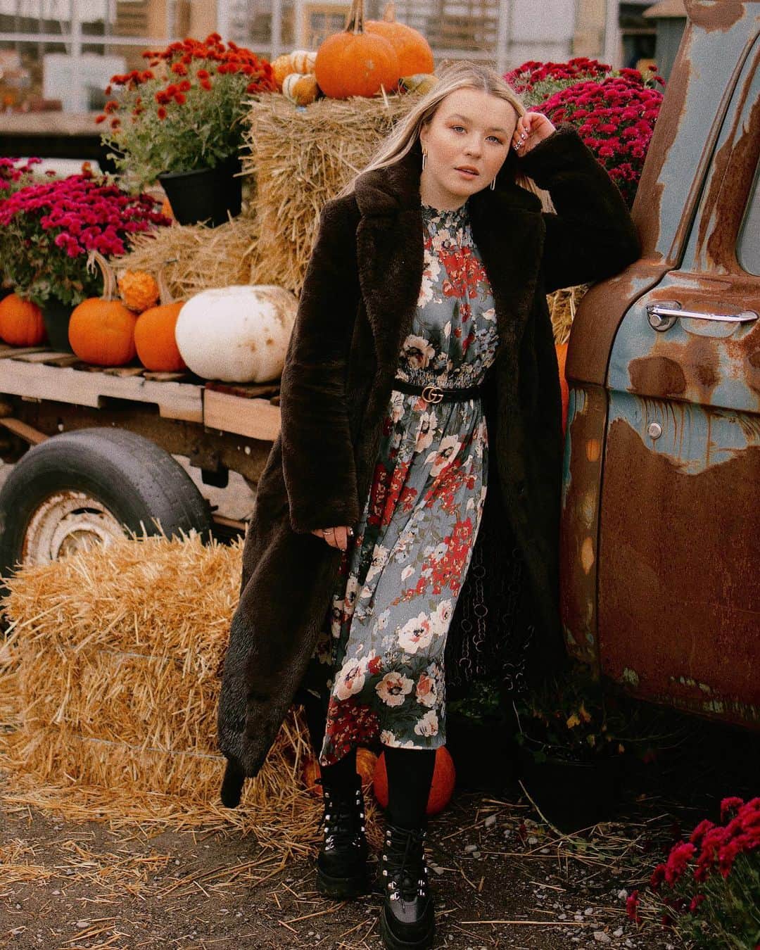 トーリ・ウェブスターのインスタグラム：「let’s call this my October Vogue spread - shall we? 🤎🍂🙃」