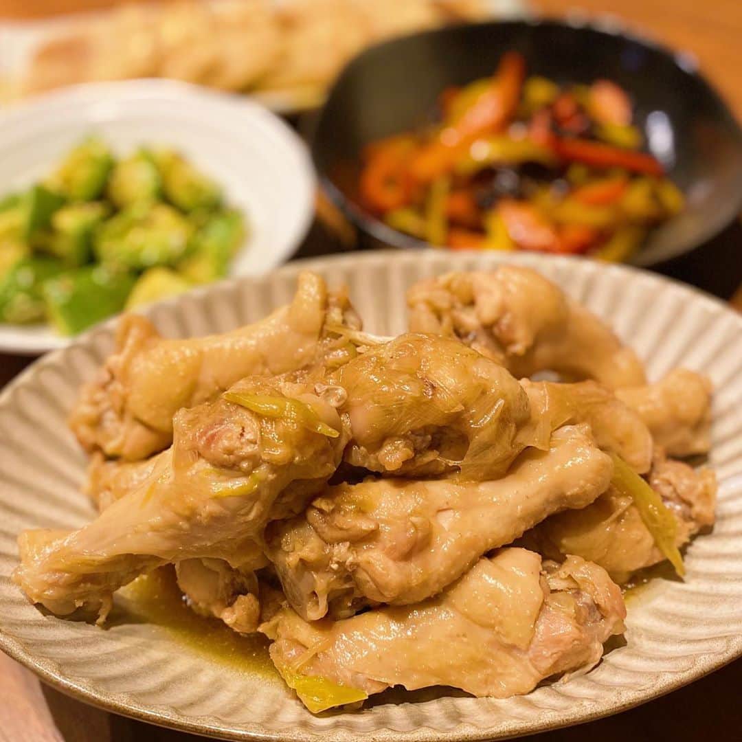 のインスタグラム：「本日の低糖質晩御飯🍴 鶏肉のさっぱり煮はほんのりお酢がきいて美味しかった😋 息子「メチャクチャ美味しいんだけど😍」と、本当にいっぱい食べてくれました☺️ 娘は睡魔との戦い👧💤🤣 アボカドはニンニクも入れてごま油でナムル風に🥑✨ パプリカはパパッと炒めて塩昆布和え‼️ 納豆は油揚げ包んで焼きました☺️ 「和」な晩御飯😁ごちそうさまでした🙏✨  #岡部玲子 #タレント　#レポーター　#アナウンサー　#キャスター　#晩御飯　#低糖質晩御飯　#低糖質　#ロカボ　#ジュニアアスリートフードマイスター　#ヘルシーご飯 #dinner #japanesefood #healyhy #diet」
