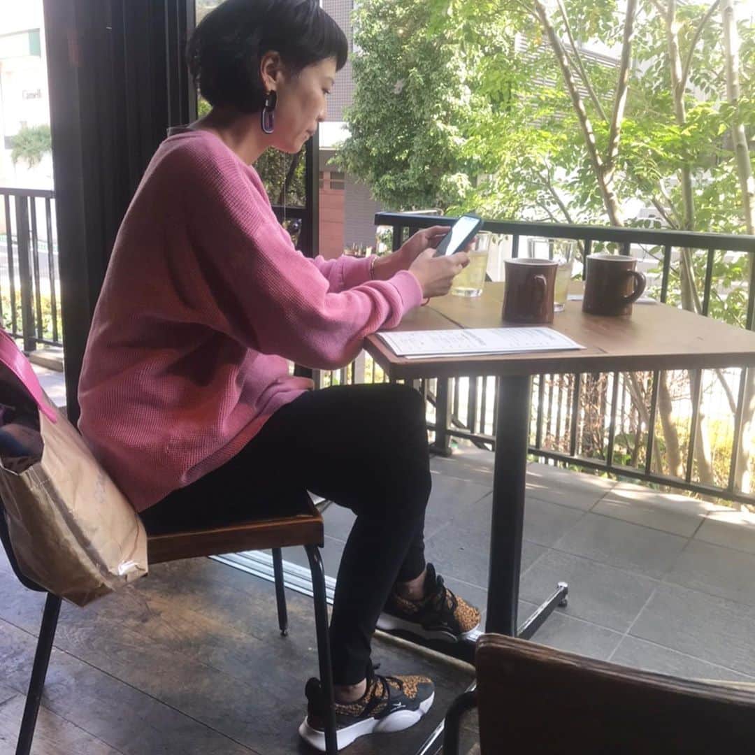 森本容子さんのインスタグラム写真 - (森本容子Instagram)「今日は久しぶりにキャットストリートのSMOKEHOUSE でランチ 美味しいアイスティーとたっぷりのこれまた美味しいコーヒーも付いて大満足でございましたー😍 今日のランチプレートはチキンとポークスペアリブでした💛  @kariangofficial @ymdoshop @bankertokyo @yocomorimoto #bankertokyo #ymdoshop #kariang #tokyo #denim #japanmade #カリアング#レディスウェア#今日のコーデ#カットソー#コーディネート#森本容子#キッズウエア #マタニティウエア #マタニティ#マタニティコーデ #がんばれ高齢出産 #fashion #yocomorimoto  #1歳 #40代」10月27日 19時22分 - yocomorimoto
