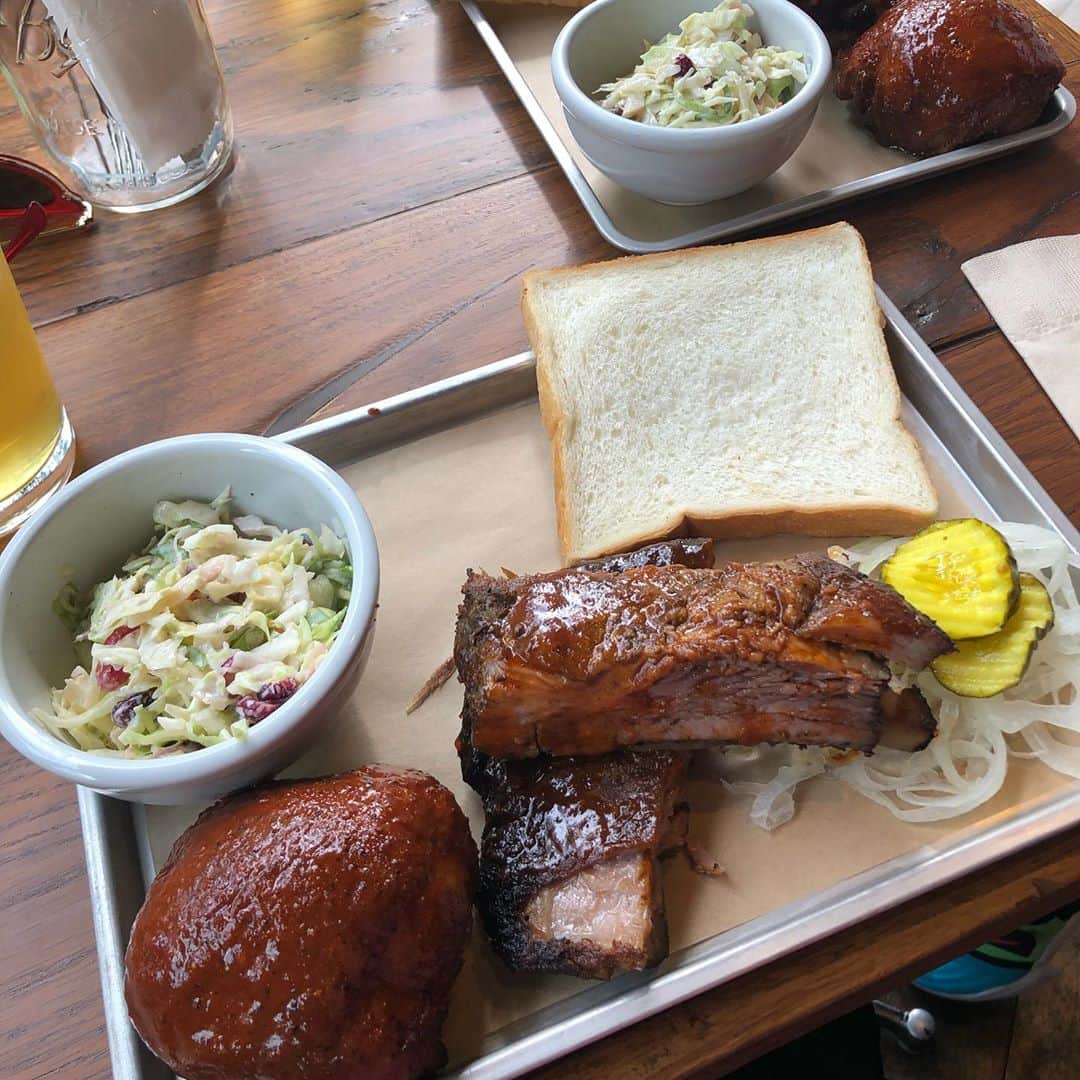 森本容子さんのインスタグラム写真 - (森本容子Instagram)「今日は久しぶりにキャットストリートのSMOKEHOUSE でランチ 美味しいアイスティーとたっぷりのこれまた美味しいコーヒーも付いて大満足でございましたー😍 今日のランチプレートはチキンとポークスペアリブでした💛  @kariangofficial @ymdoshop @bankertokyo @yocomorimoto #bankertokyo #ymdoshop #kariang #tokyo #denim #japanmade #カリアング#レディスウェア#今日のコーデ#カットソー#コーディネート#森本容子#キッズウエア #マタニティウエア #マタニティ#マタニティコーデ #がんばれ高齢出産 #fashion #yocomorimoto  #1歳 #40代」10月27日 19時22分 - yocomorimoto