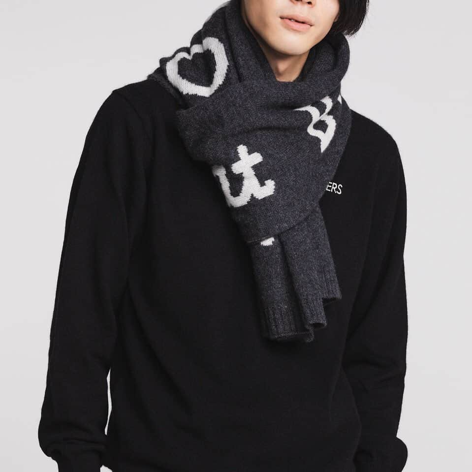 BORDERS at BALCONYのインスタグラム：「おまたせいたしました！🧣🧣🧣⁠⠀ 上質なカシミヤを贅沢に使用したストールに、⁠⠀ フリルデザインが無く、ユニセックスでお使いいだけるプレーンタイプが発売開始です！！⁠⠀ ⁠⠀ ダークグレーのカラーはコーディネートをぐっと引き締める効果もあります。⁠⠀ ロゴを見せても、シンプルに使っても、⁠⠀ たっぷりのボリュームが存在感あるカシミヤストールは贈り物にもぴったり！⁠⠀ ⁠⠀ ぜひオフィシャルオンラインストアからご覧ください😎🗯️⁠⠀ ⁠⠀ ⁠⠀ ⁠⠀ ⁠⠀ ⁠⠀ #新商品発売 #productlaunch #newproductalert #新商品⁠⠀ #bordersatbalcony #ボーダーズアットバルコニー #ボーダーズ #BORDERS #柴田陽子 #yokoshibata」