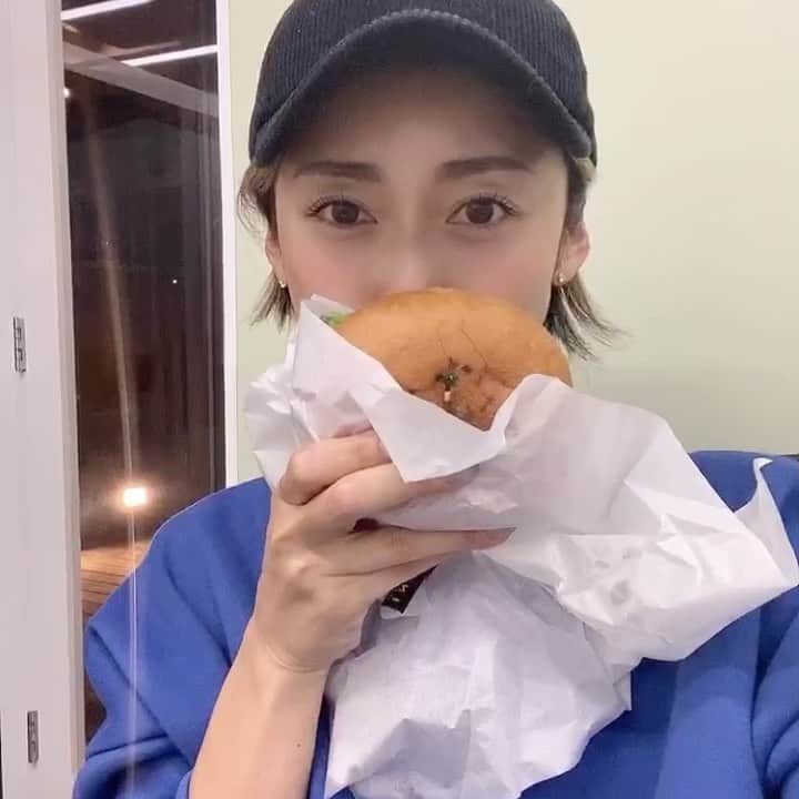 &mのインスタグラム：「事務所で今日はジャンクで😆」