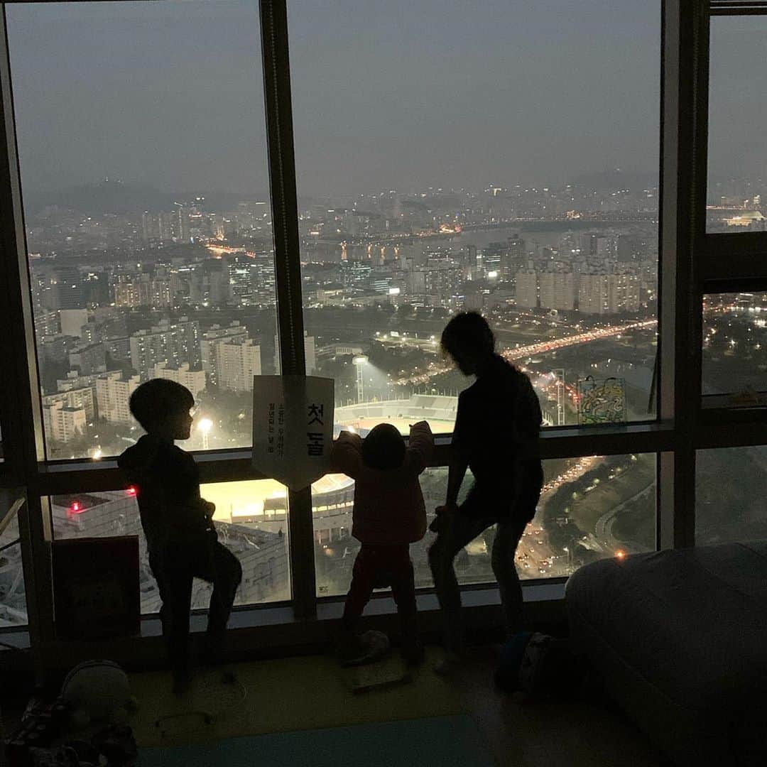ジェイク・ブリガムのインスタグラム：「Grateful my kids get to experience a country we love so much.」