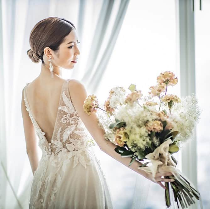 fino_wedding【フィーノ公式】さんのインスタグラム写真 - (fino_wedding【フィーノ公式】Instagram)「. . 背中が大きく開いた大人セクシーなウエディングドレス。 . キラキラしたグリッターチュールとビジューレースが繊細で柔らかいシルエットを。  . @fino_wedding @granmanie  . . ---------------------------  ♡公式ホームページ https://www.fino.wedding/ . ☎️：054-280-2525 静岡：@fino_shizuoka 富士：@fino_fuji 沼津：@fino_numazu 和装：@finohanayome  ---------------------------  #静岡 #静岡花嫁 #weddingdress #wedding #dress#bouquet #花束  #ウェディングドレス #カラードレス #カクテルドレス #ドレス迷子中 #ドレス迷子の花嫁さんを救いたい #ドレス選び #ドレス試着 #試着レポ #試着ドレス #結婚式コーデ  #ウエディングレポート #少人数ウエディング #プレ花嫁2020 #2021プレ花嫁  #プレ花嫁準備 #プレ花嫁応援  #プレ花嫁静岡 #2021秋婚 #2021冬婚  #ウェディング #プロポーズ #婚約しました #2021春婚」10月27日 19時21分 - fino_wedding