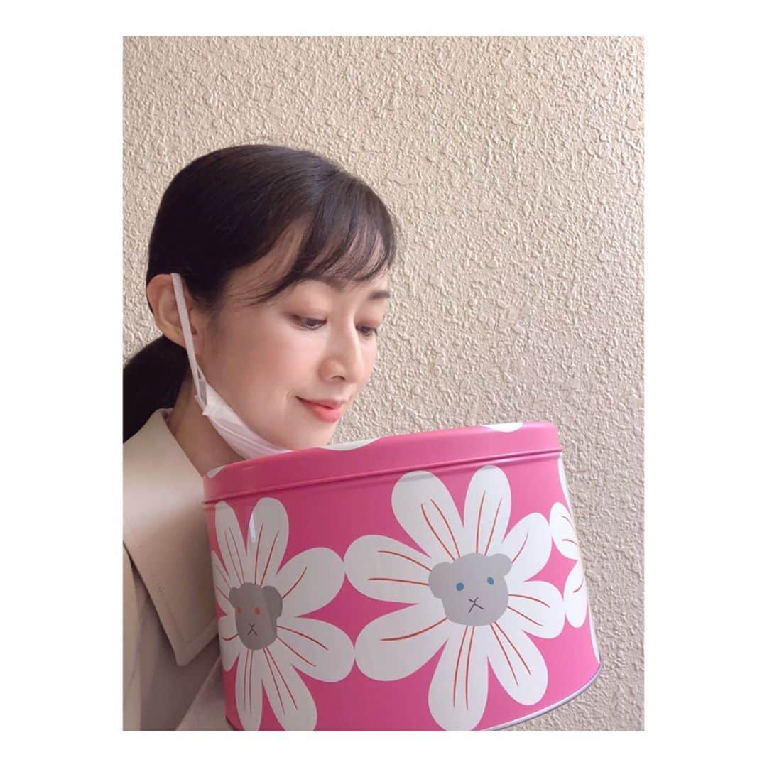 理絵さんのインスタグラム写真 - (理絵Instagram)「中身のお菓子目当てではなく入れ物の缶が可愛くて買ってしまった  丸くて大きな缶…何に使おう  #タルティン #缶 #tartine #tokyo #japan」10月27日 17時55分 - ____rie____