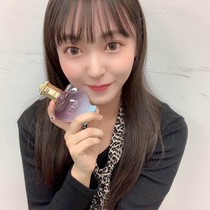 藤本りの加のインスタグラム：「この手に持っている香水💗 こちらはフィッツコーポレーション様の"ラブパスポート イット エアリー オードパルファム"です💐  いつもあなたのそばに、優しく包んでくれるような香りで「LOVE」をお届けします✨  #ラブパスポート  @lovepassport_japan」