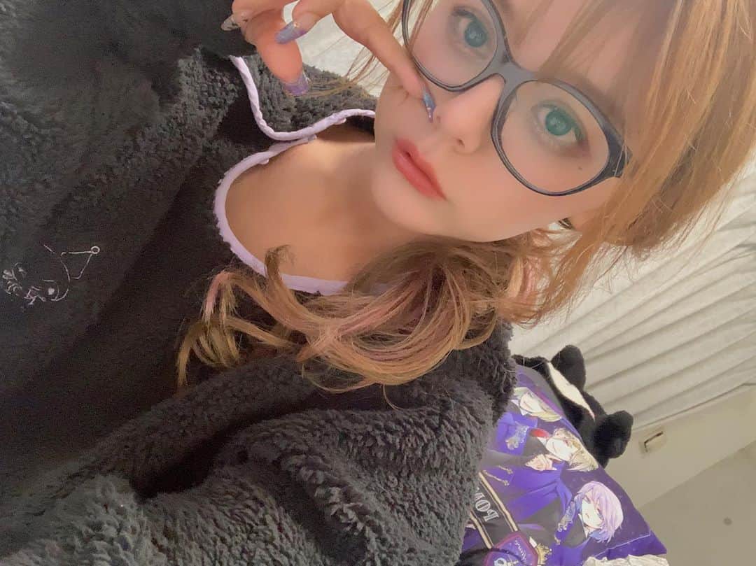 のインスタグラム：「最近よく目充血しちゃうう😕なぜーー てかティファニーの眼鏡の形どタイプすぎてかわええ！ . . あ、後に推しが....💜🖤 . . . #キャバ嬢 #キャバクラ #歌舞伎町 #すすきの#ミナミ #中洲 #ダンサー  #ショーパブ #ツイステ #ツイステッドワンダーランド# #クロミちゃん  #眼鏡#眼鏡女子 #プリティーウーマン #プリティーウーマンみあ」