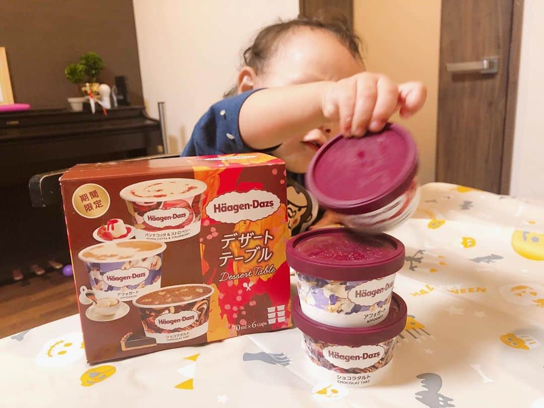 江原千鶴（エハラチヅル）さんのインスタグラム写真 - (江原千鶴（エハラチヅル）Instagram)「ハーゲンダッツのアイスクリームにトッピングをして、おうちハロウィン🎃  新発売された期間限定の『デザートテーブル』がどれも美味しいんだけど、 パンナコッタ&ストロベリーのミルク感たっぷりのアイスクリームが好き🍨💕  アソートボックスって、小さい子には大きさがちょうどいいんだよね〜👍  #ハーゲンダッツ #アソートボックス #デザートテーブル #アフォガート #パンナコッタストロベリー #ショコラタルト #ハロウィン #ハロウィンパーティー #ハロウィンアレンジ #ハロウィンスイーツ #アイスクリーム #haagendazs #PR」10月27日 17時49分 - eharachizuru