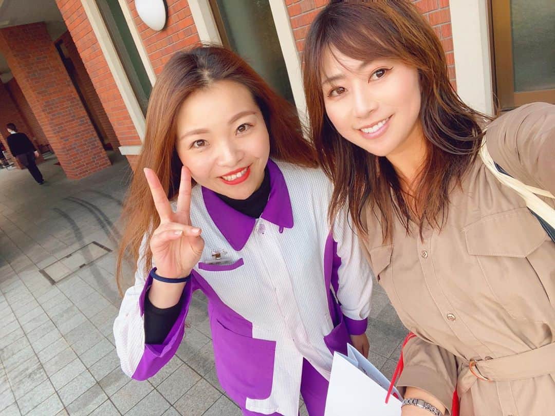 青木茉里奈のインスタグラム：「⛳️🍂 再会出来て嬉しい🧡一瞬で元気貰った🙈✨ 何年か前に初めてついてくれた時以来ずっと会えなくて、やっと🙏🏻✨ _ _ _ _ _ _ _ _ _ _ _ _ _ _ _ _ _ _ _ _ _ _ _ _ _ _ _ _ _ _ _ _ _ _ #golf #木更津ゴルフクラブ #可愛い #キャディーさん です #🧡」