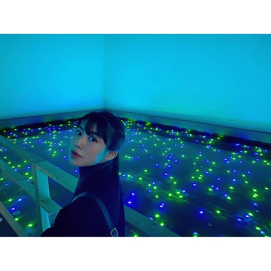 小池花瑠奈のインスタグラム：「１０月初めに念願のSTARS展へ🌟 迫力のある作品が多くかなりの見応えでした！ 村上隆 草間彌生 李禹煥 （リ・ウファン） 宮島達男 奈良美智 杉本博司 世界的現代アーティスト6名の作品を 贅沢に鑑賞できます。  美術館はあまり行かなかったり、分からない、という方にも是非オススメしたいです。  草間さんやウファンさん、宮島さんの作品を観ていたら 何年か前に行った直島の記憶が 蘇りました。 いつかまた行きたいなぁ。🛳  #stars展 #スターズ展  #森美術館  #art #modernart #yayoikusama #takashimurakami #leeufan #tatsuomiyajima #yoshitomonara #hiroshisugimoto #美術館　#美術館巡り #村上隆 #草間彌生 #李禹煥 #宮島達男 #奈良美智 #杉本博司」