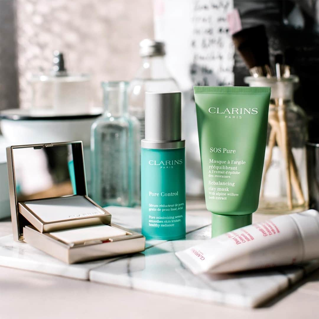 Clarins Italiaさんのインスタグラム写真 - (Clarins ItaliaInstagram)「Routine purificante!⁣ .⁣ .⁣ .⁣ .⁣ .⁣ Prenditi cura della tua pelle, mai come in questo periodo la pelle è sotto stress per l'uso della mascherina ma anche per gli sbalzi termici.⁣ Dopo un'accurata detersione, una o due volte a settimana, applica la maschera SOS Pure, attendi 10 minuti, elimina il prodotto in eccesso, passa sul viso la lozione tonica e poi passa al siero. Pore Control #Clarins è il siero mirato per una pelle perfetta anche da vicino. Sin dall'applicazione, la sua texture evanescente dall'effetto "sfuocato"  minimizza la visibilità dei pori, rivelando una pelle uniformata, vellutata e luminosa.⁣ ⁣ #SkinCare #RoutineBellezza #PelleMista」10月27日 17時52分 - clarinsitalia