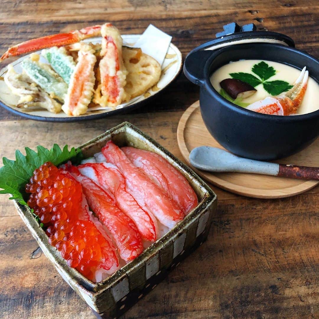 chaako ちゃあこのインスタグラム：「2020.10.27 * * 今日の晩御飯٩(๑❛ᴗ❛๑)۶ * ＊蟹とささ身と野菜の天麩羅 ＊蟹の爪入り茶碗蒸し ＊蟹のお刺身丼 * でした(๑´ڡ`๑) * ますよねさん @masuyone_23 から頂いた生ずわいがにで、蟹尽くしな晩御飯♡ * 豪華ーーー(๑ˊ͈ ꇴ ˋ͈)♡॰ॱ 蟹好きには堪りません。 蟹大好き♡毎日蟹三昧でも全然OK(笑) * 流水で解凍してお刺身でも食べられるので、今日はお刺身丼に。美味しすぎて唸ったよね(笑) ご飯は柚子酢を使って、寿司飯にしてます。 * 蟹の爪は茶碗蒸しに。茶碗蒸しを作る時、いつも弱火で20分蒸すのですが、10分経った所で蟹爪と三つ葉乗せて。これも間違いない美味しさ( ́•ૢ⌔•ૢ ̀) * あとは天麩羅♡ 天麩羅、やってみたかったのよね〜₍₍ (ง ˙ω˙)ว ⁾⁾ お刺身でも食べられるので、サッと揚げて。 天麩羅…最高過ぎた♡ * * ますよねさんの蟹は、実はもう何年も前から何度も購入してて。蟹だけじゃなく冷凍の牡蠣もね。 * 今年の年末年始様にもまた蟹を購入予定であります(* ॑꒳ ॑*) 食べやすい様にカットしてあるし、本当に美味しいんですよー♡ ますよねさんの生ずわいがに、お勧めです。 * * * #ますよね #ますよね海鮮部 #第一期越前かに問屋ますよねアンバサダー * * *」