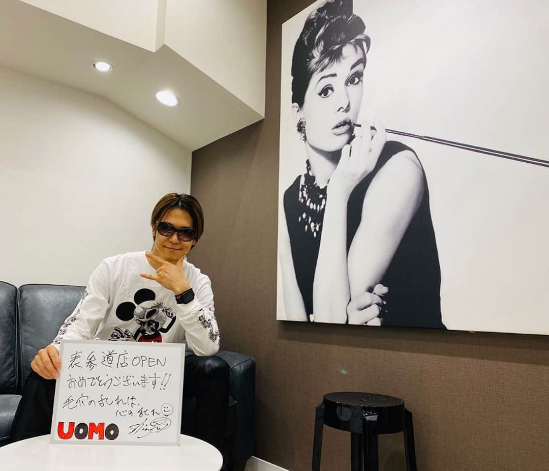 SHINPEIのインスタグラム：「先日オープンしたばかりの、UOMO表参道店へ行ってきました。﻿ ﻿ 恵比寿店も広々として素敵だけど、﻿ 表参道店は待機出来るラウンジスペースがさらに充実！﻿ ソーシャルディスタンスもしっかり保てて、安全面もバッチリです。﻿ ﻿ 駅から近くて通いやすいし、ハイセンスな表参道の街並みを楽しめるのもいいね。﻿ ﻿ 恵比寿店、表参道店共にこれからもよろしくお願いします！﻿ ﻿ ﻿ #UOMO﻿ #ウオモ﻿ #光脱毛﻿ #メンズエステ﻿ ﻿ uomo-salon.com」