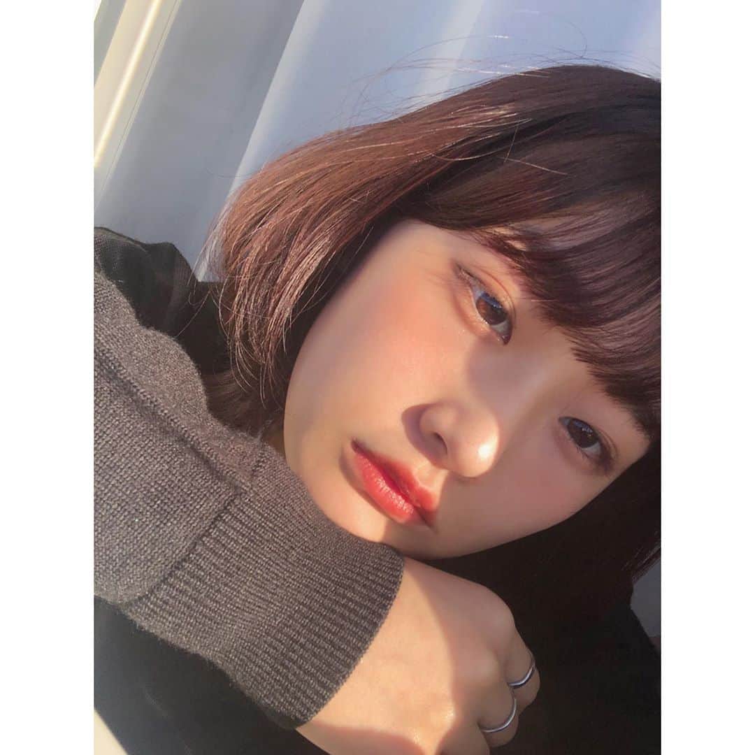 水嶋いとのインスタグラム：「・ 光に当たった時の髪色が、 すっごくお気に入りなのです☺️♡ ・ ・ ・ #レイヤーボブ #レイヤーカット #秋カラー」