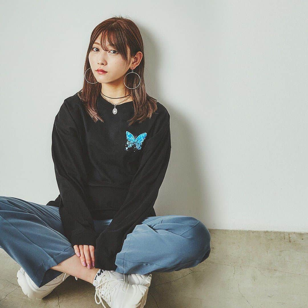 WEGOさんのインスタグラム写真 - (WEGOInstagram)「ㅤㅤㅤㅤㅤㅤㅤㅤㅤㅤㅤㅤㅤ -志田愛佳×WEGO collaboration- 志田愛佳さんとのコラボアイテムの発売が決定！ コラボアイテムは、パーカ、ロンT、スウェットパンツ、iPhoneケースの全4アイテム。ご本人の手描きイラストの入った個性溢れるアイテムとなっております。 また、発売は全て受注生産となり、ライブコマースプラットフォーム“ONPAMALL”のみで限定販売。  ■受注日程 11/5(木)12:00〜15(日)20:00   16(月)12:00〜12/7(月)20:00  ■販売店舗  WEGO ONPAMALL店  ■商品詳細 ・スウェットBIGパーカ ￥5,499(tax in) カラー：ホワイト/ブラック サイズ：S/M/L ・ビッグロングTシャツ ￥3,299(tax in) カラー：ホワイト/ブラック サイズ：S/M/L/XL ・スウェットパンツ ￥6,599(tax in) カラー：ホワイト/ブラック サイズ：S/M/L ・iphoneケース ￥1,099(tax in) カラー：柄1/柄2/柄3/柄４ サイズ：iphone7/8/X /XS /11/11pro   ■志田愛佳 @manaka.shida.98  2015年、欅坂46の第1期生オーディションに合格後、同グループのメンバーとして活動し、2018年11月に欅坂46としての活動を終了。 2019年9月にはGirlsAwardにサプライズで出演し話題に。同年12月、卒業後初のテレビ番組「#ミレニアガール」に出演。 2020年3月には「花キューピット」のTVCMに出演。  ■ONPAMALL @onpamall  ライブ配信によるインタラクティブな会話を通じて、ユーザーが遠くにいても、まるでそのお店にいるような体験ができるライブコマースプラットフォームです。ブランドスタッフの強い想いや大切にしたいブランドの価値を知ることができ、その場にいなくてもその場にいるような感覚でリアルなコミュニケーションを楽しめるサービスを提供します。」10月27日 17時59分 - wego_official