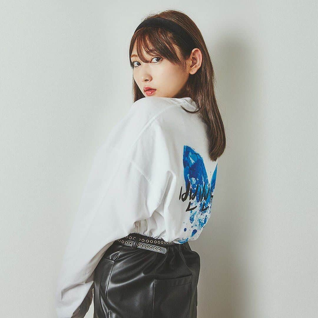 WEGOさんのインスタグラム写真 - (WEGOInstagram)「ㅤㅤㅤㅤㅤㅤㅤㅤㅤㅤㅤㅤㅤ -志田愛佳×WEGO collaboration- 志田愛佳さんとのコラボアイテムの発売が決定！ コラボアイテムは、パーカ、ロンT、スウェットパンツ、iPhoneケースの全4アイテム。ご本人の手描きイラストの入った個性溢れるアイテムとなっております。 また、発売は全て受注生産となり、ライブコマースプラットフォーム“ONPAMALL”のみで限定販売。  ■受注日程 11/5(木)12:00〜15(日)20:00   16(月)12:00〜12/7(月)20:00  ■販売店舗  WEGO ONPAMALL店  ■商品詳細 ・スウェットBIGパーカ ￥5,499(tax in) カラー：ホワイト/ブラック サイズ：S/M/L ・ビッグロングTシャツ ￥3,299(tax in) カラー：ホワイト/ブラック サイズ：S/M/L/XL ・スウェットパンツ ￥6,599(tax in) カラー：ホワイト/ブラック サイズ：S/M/L ・iphoneケース ￥1,099(tax in) カラー：柄1/柄2/柄3/柄４ サイズ：iphone7/8/X /XS /11/11pro   ■志田愛佳 @manaka.shida.98  2015年、欅坂46の第1期生オーディションに合格後、同グループのメンバーとして活動し、2018年11月に欅坂46としての活動を終了。 2019年9月にはGirlsAwardにサプライズで出演し話題に。同年12月、卒業後初のテレビ番組「#ミレニアガール」に出演。 2020年3月には「花キューピット」のTVCMに出演。  ■ONPAMALL @onpamall  ライブ配信によるインタラクティブな会話を通じて、ユーザーが遠くにいても、まるでそのお店にいるような体験ができるライブコマースプラットフォームです。ブランドスタッフの強い想いや大切にしたいブランドの価値を知ることができ、その場にいなくてもその場にいるような感覚でリアルなコミュニケーションを楽しめるサービスを提供します。」10月27日 17時59分 - wego_official