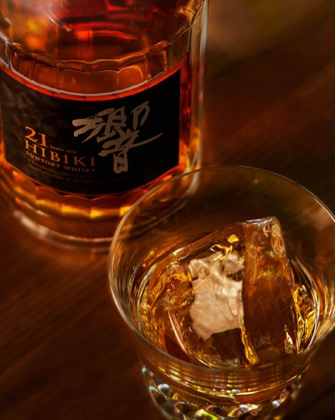 響 | SUNTORY WHISKY HIBIKIさんのインスタグラム写真 - (響 | SUNTORY WHISKY HIBIKIInstagram)「. HIBIKI TIME　～二十四節気・霜降～　  琥珀が宿す奥深い香味を堪能する Savor the deep aroma as you admire the amber whisky.  #hibiki #響 #二十四節気 #24seasons #霜降 #soko #晩秋 #lateautumn #オンザロック #ontherocks #琥珀 #amber」10月27日 17時59分 - suntorywhisky_hibiki