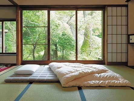 FLYMEeさんのインスタグラム写真 - (FLYMEeInstagram)「日本最大級の家具・インテリア通販サイト【 FLYMEe 】⁣ ⁣ 今回は【寝室・ベッドルーム】をテーマにご紹介します。⁣ ⁣ ベッドルームは、リラックスして一日を終える場所。睡眠のために多くの時間を過ごすことから、取り入れるインテリアやカラーコーディネートによって眠りの質が大きく左右されるとも言われています。⁣ ⁣ FLYMEeでは、ベッドフレームをはじめ、マットレス・枕、ベッドリネンなどの寝具、チェスト、テーブルライト、ドレッサー、置時計など、ベッドルームで使用する家具・インテリアを数多く取り揃えています。モダン、ナチュラル、ヴィンテージなど幅広いテーマから、用途や好みのスタイルに合わせてお選びいただけます。⁣ ⁣ 【商品詳細の見方】⁣ ①投稿画像をタップ⁣ ②表示される商品タグをタップ⁣ ③商品詳細ページへ⁣ ⁣ 日本最大級の家具・インテリア通販サイト【 FLYMEe 】⁣ @flymee_official フライミー で検索🔎⁣ ⁣ #FLYMEe #FRITZHANSEN⁣ #フライミー #フリッツハンセン #ベッドルーム #ベッドルームインテリア #ベッドルームコーディネート #寝室 #寝室コーディネート #家具 #北欧家具 #北欧デザイン #ベッド #マットレス #寝具 #テーブルライト#スタンドライト #インテリア #暮らしを楽しむ #海外インテリア #マイホーム計画 #マイホーム #注文住宅 #リノベーション #戸建てリフォーム #マンションインテリア #大人インテリア #家具選び #家具探し #インテリア通販」10月27日 18時00分 - flymee_official