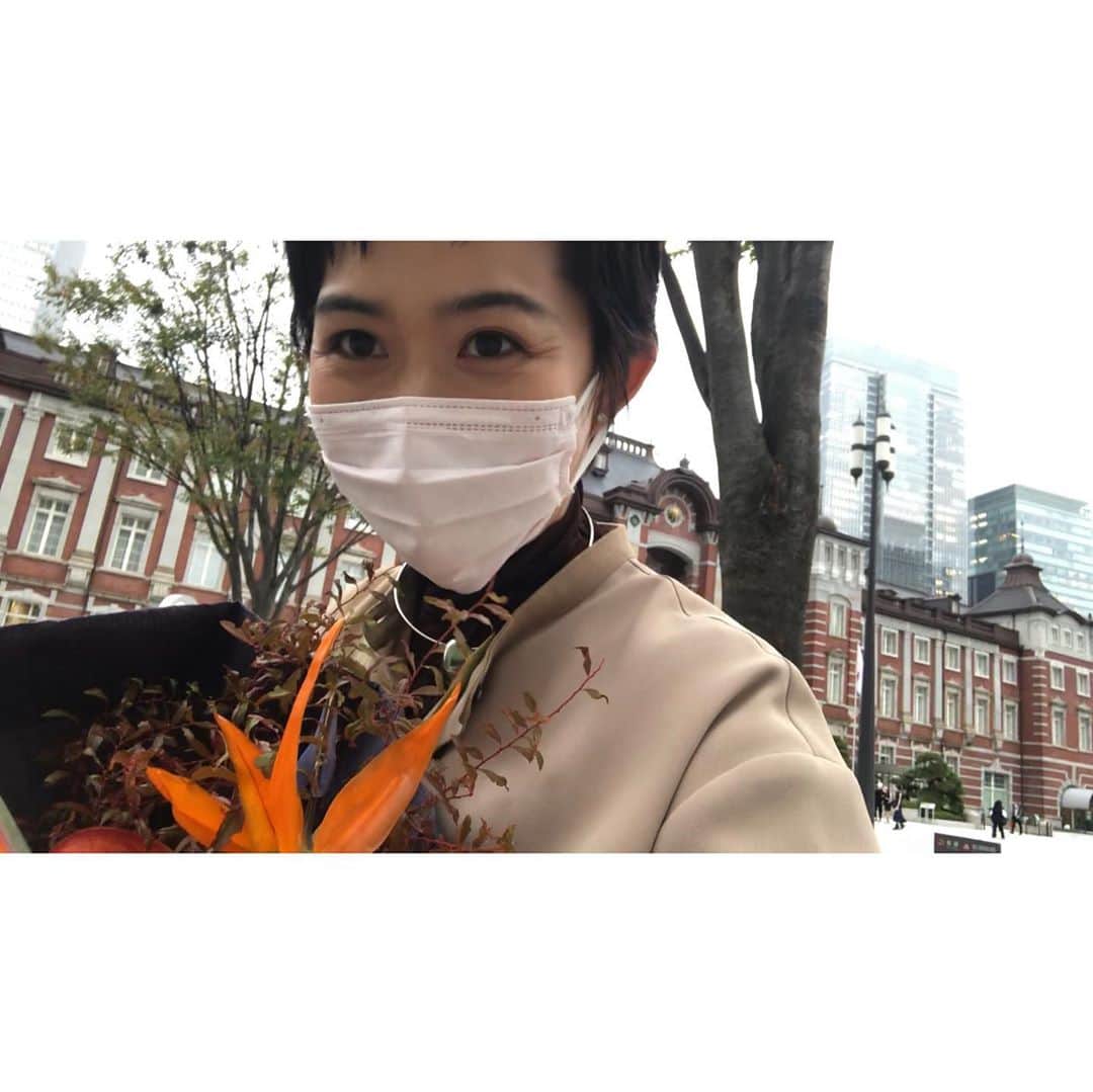 倉田亜味さんのインスタグラム写真 - (倉田亜味Instagram)「花束持って新幹線へ。 家路に急ぎます。  東京駅からのルーティンと言うYouTubeあげました。  #家路 #ハロウィンフラワー #東京駅 #フラワーアレンジメント」10月27日 18時00分 - kurata_amigram