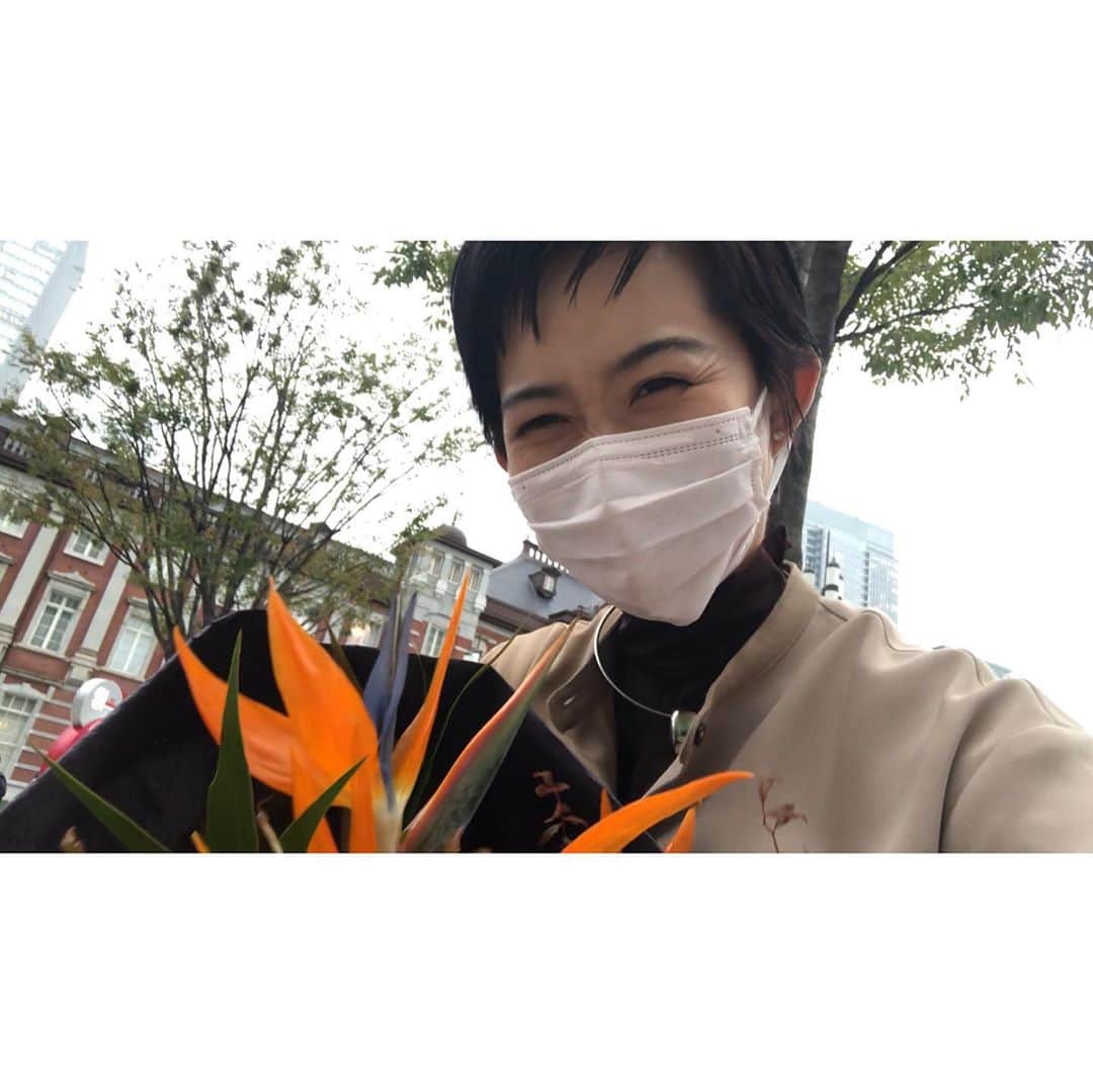 倉田亜味のインスタグラム：「花束持って新幹線へ。 家路に急ぎます。  東京駅からのルーティンと言うYouTubeあげました。  #家路 #ハロウィンフラワー #東京駅 #フラワーアレンジメント」