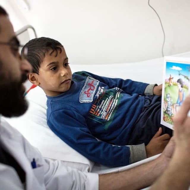 国境なき医師団さんのインスタグラム写真 - (国境なき医師団Instagram)「10月27日～11月9日は読書週間です。  写真はヨルダンの首都、アンマンにある国境なき医師団（MSF）の病室での一コマ。足をけがして入院しているの男の子に、医師は毎日読み聞かせをしています。  この病院では、紛争により負傷し、複雑な再建外科を必要とする患者を中東全域から受け入れ、体と心のケアを行っています。  本が大好きな男の子の未来が、明るいものでありますように。  ------------------------------------- ヨルダンの活動は公式サイトから。プロフィールのURLリンクからどうぞ→@msf_japan . -------------------------------------- © Chris Huby/LE PICTORIUM  #国境なき医師団 #MSF #ヨルダン #読書週間 #本が好きな人  #読み聞かせ」10月27日 18時00分 - msf_japan