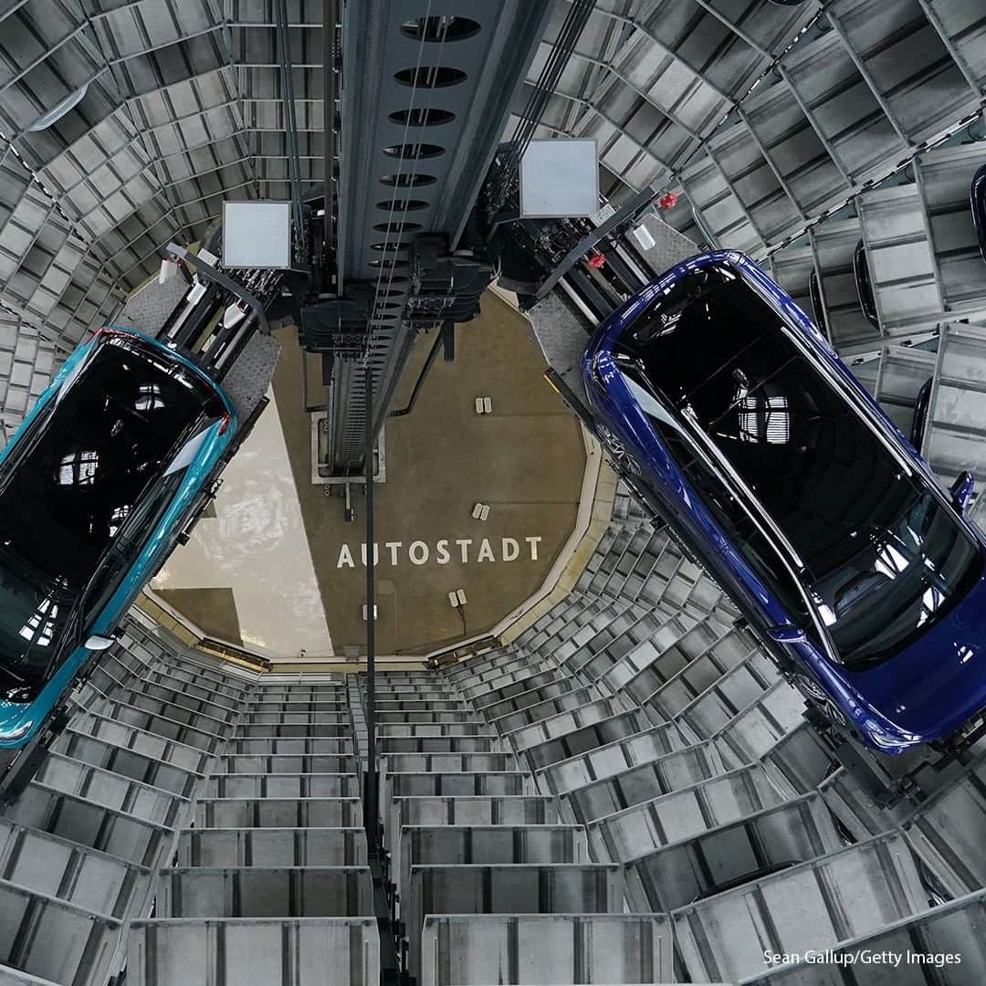 ABC Newsさんのインスタグラム写真 - (ABC NewsInstagram)「Volkswagen electric cars stand on elevator platforms inside one of the twin towers used as storage at the Autostadt promotional facility next to the Volkswagen factory on October 26, 2020 in Wolfsburg, Germany. The ID.3 and ID.4 are Volkswagen's first real effort to break into the growing electric car market and are aimed for mass appeal. #electriccar #technology」10月27日 18時00分 - abcnews