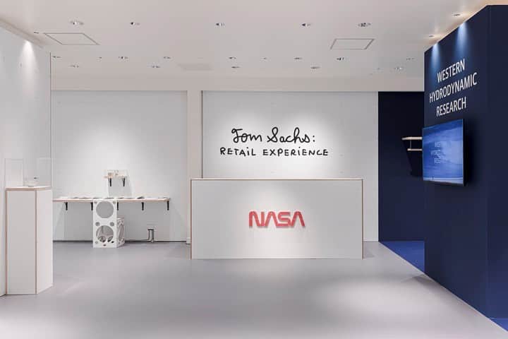 ISETAN PARK netさんのインスタグラム写真 - (ISETAN PARK netInstagram)「小売体験すべてをフルデザインする展覧会「Tom Sachs:Retail Experience」  ニューヨークを拠点に活動している現代アーティスト、トム・サックス @tomsachs が 展覧会「Tom Sachs:Retail Experience」を開催中。  彼のアイコンともいえる合板（Plywood）を使用した空間デザインもトム本人が手がけ、 展覧会場そのものがトムの作品といえるのも見どころ。  また、「Indoctrination Center」では、２つの映像作品を見て複数の設問に正解するとドックタグがもらえるクイズイベントも開催！  アート、家具、プロダクトが一堂に展示され、それらすべてが購入可能となっているのは、 トム・サックスとしては初の試みとなるイベントです。 ぜひチェックして！  特集記事は、@isetan_shinjuku ストーリー「POP UP」またはこちらから▼ https://www.mistore.jp/shopping/feature/women_f2/thespace3_tomsachs1_w.html  Tom Sachs:Retail Experience -トムサックス:店舗体験 - 開催中～11月30日(月) 本館2階 イセタン ザ・スペース  ［予約制］Indoctrination Center 10月2日(土)～ 本館2階 イセタン ザ・スペース 各回2名さま（各回約60分）  Photograph: @shigashunsuke  @isetan_the_space  #tomsachs  #tomsachsretailexperience #tomsachsisetan #トムサックス #isetanthespace #isetan #shinjuku  #isetanshinjuku #イセタンザスペース #伊勢丹 #伊勢丹新宿店」10月27日 18時01分 - isetan_shinjuku