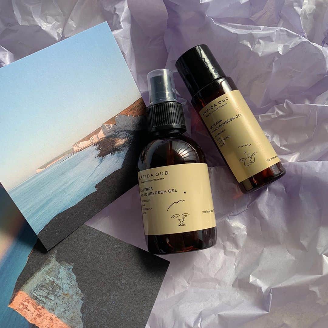 のインスタグラム：「.⁣ ハンドジェルの香りにうっとり癒やされてみない？💭⁣ .⁣ ジュエリーブランド『ARTIDA OUD（アルティーダ ウード）』の「[La Terra] オーガニック ハンドリフレッシュ ジェル」は、やわらかな風そよぐ恵みの大地をイメージした癒やしの香りが印象的。⁣ 使うたびに心がほっと落ち着きそうですね💜⁣ .⁣ ♡Information⁣ ARTIDA OUD @artidaoud⁣ [La Terra] オーガニック ハンドリフレッシュ ジェル 50ml⁣ ¥1,760 （with tax）⁣ .⁣ MERYでは他にも「かわいい」に近づくさまざまな情報を発信しています。⁣ @mery.beauty コスメ・美容に特化した情報をお届け♡⁣ @mery_spot 話題のカフェやお出かけスポットをご紹介！⁣ @_meryshop_  MERYセレクトの可愛いアイテムがたくさん⁣ こちらもぜひチェックしてみてください！⁣ .⁣ .⁣ photo by @scorpio.is⁣ .⁣ #MERY #regram #artidaoud #handgel #opnner #ハンドジェル #アルティーダウード #オーガニック #オーガニックコスメ #サステナビリティ #パフューム  #手洗い #パケ買い #除菌 #香り #香りのある暮らし #香り好きな人と繋がりたい #香りを楽しむ #匂い #匂いフェチ #清潔 #清潔感 #スキンケア #スキンケアマニア #スキンケア用品 #ローズマリー #お洒落 #お洒落さんと繋がりたい #MERY女子 #メリー」