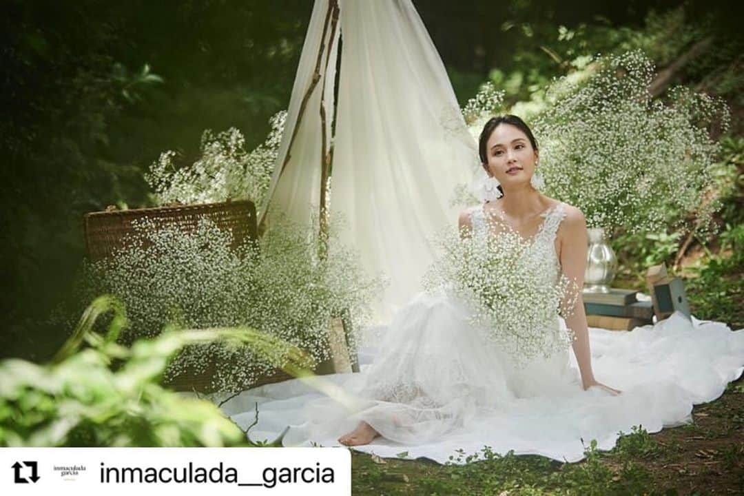 秦まり子さんのインスタグラム写真 - (秦まり子Instagram)「🤍🌳🕊🤍  #Repost @inmaculada__garcia with @make_repost ・・・ A Japanese bride that we are in love with ♥️🥰 . 👰🏻 @hata_mariko  🌸 @hanakazu.weddingflowers  👗 @inmaculada__garcia  👗@makecworthdressing  @ibis_wedding @creargeresort  . #inmaculadagarcia #inmaculadagarcia #fashion #wedding #cocktaildress #shesaidyes #engagementphotos #weddingdress #bridetobe #vestidodenovia #weddinggown #gowns #japan #japanesewedding」10月27日 18時02分 - marikohata_