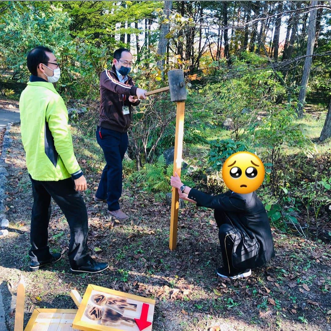 山本憲吾さんのインスタグラム写真 - (山本憲吾Instagram)「大芝高原さんとの地域コラボ第2段💪 伊那養護学校と大芝高原さんと 地域交流をさせていただいて 初の木工コラボが完成しました！ 大芝の木を使ってのトイレ案内看板が完成して、子供達と設置してきました！ 本当に温かみのあるものが また出来ました！ 子供達も最後まで頑張りました！ トイレに迷った時は見てくださいね！笑笑  大芝の湯に置かせてもらうソファーはまた後日🙇🙇  ＃大芝高原 #地域コラボ #子供達の #かがやき #つながり」10月27日 18時06分 - marukome.k